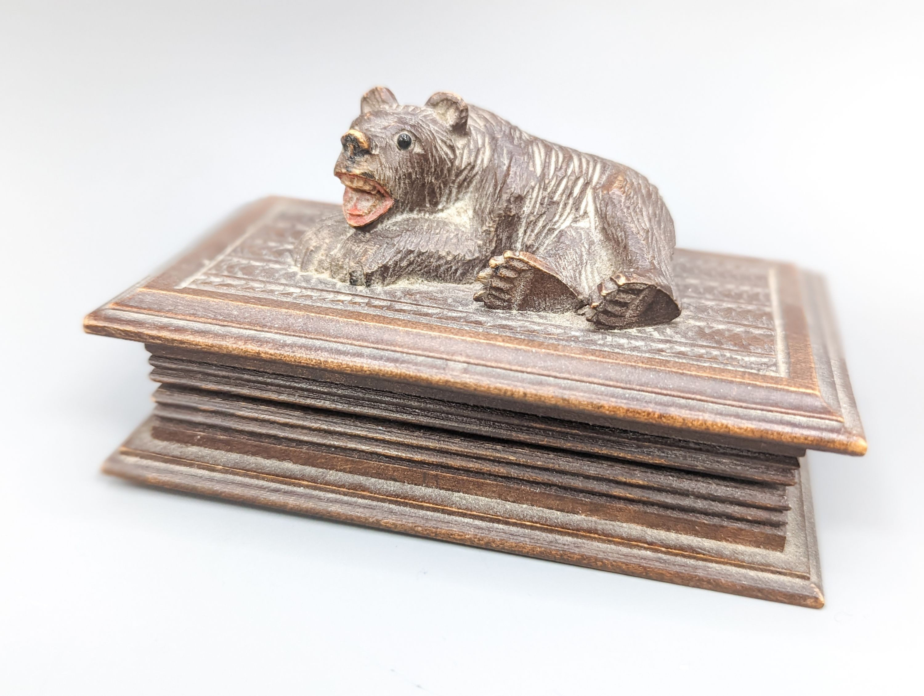 A Black forest carved bear cruet, width 13cm, and a similar stampbox, early 20th century